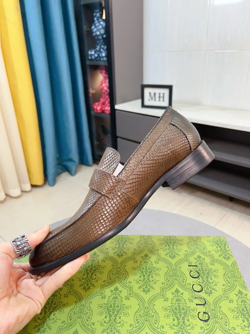 Men's shoes 💰500🌹🌹[GUCCI Gucci] A new style of formal men's leather shoes is coming ~ The original quality upper is made of Italian cowhide➕The leather is soft and delicate, comfortable and soft. The top layer of genuine leather, rubber wear-resistant outsole, the shoe shape is dignified and domineering, and the luxury charm is not concealed! The natural and free nouveau riche leads the trend. Code number: 38-44